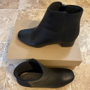 Clarks size 8M black short block heel boots.